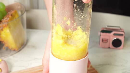 菠萝加入榨汁机榨菠萝汁