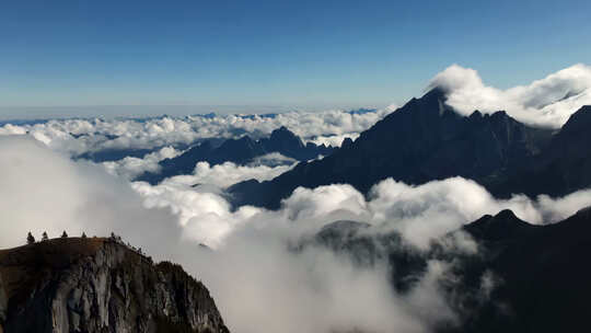 高山云雾水墨山水