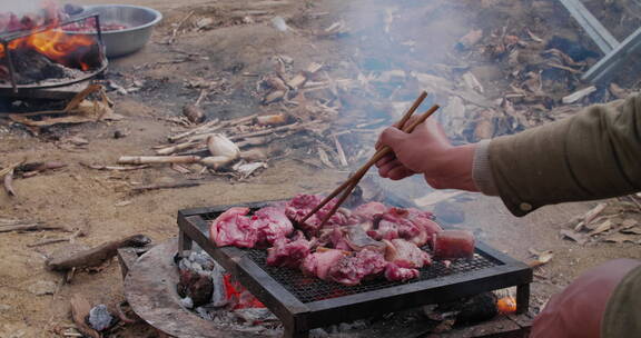 大凉山烤乳猪肉