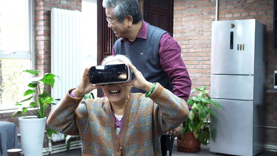 老年人戴VR眼镜视频素材模板下载