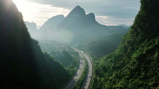 早晨阳光下广西贺州喀斯特山谷中的高速公路
