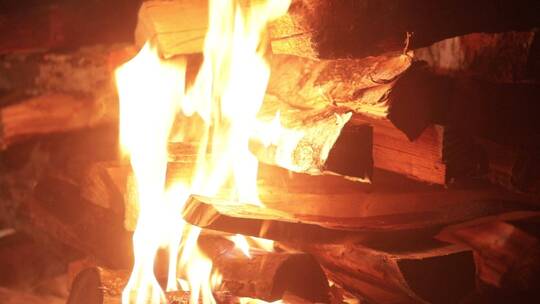 篝火中木材燃烧视频素材2