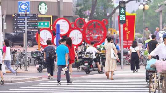 行人过马路城市街道场景