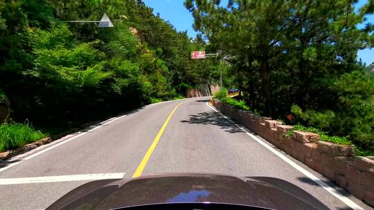 开车行驶在环海道路上-山海旅行风景