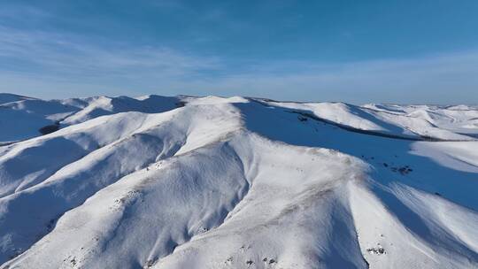 航拍冰雪覆盖的雪原雪岭