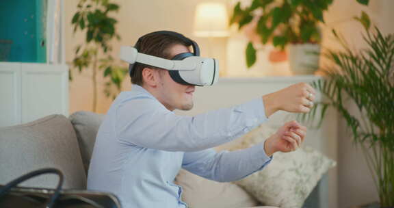 男人玩VR汽车游戏