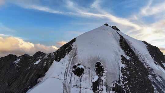 航拍川西贡嘎山卫峰乌库楚雪山风光