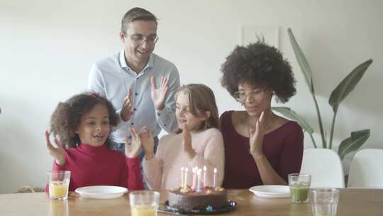 庆祝生日的家人鼓掌