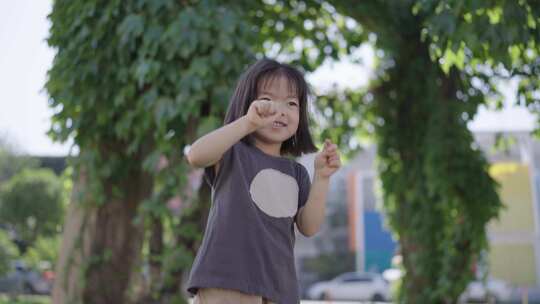 实拍-奔跑的小女孩 升格