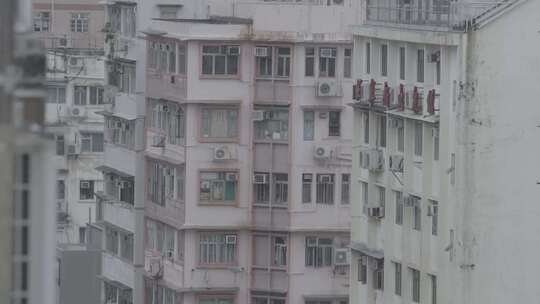 雨中高层住宅