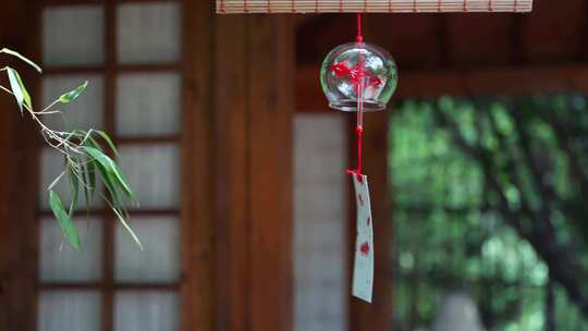 日式庭院门廊上的风铃视频素材模板下载