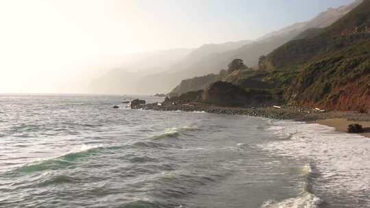 海岸边海浪波涛汹涌