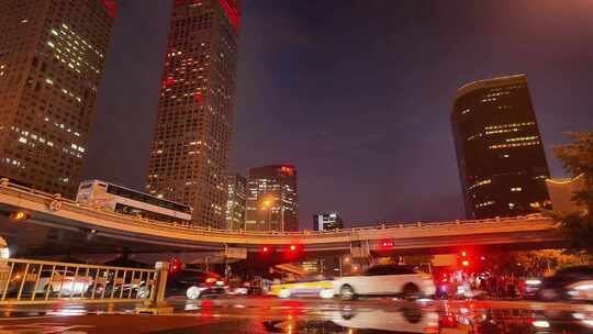 雨后城市夜景下班交通路况