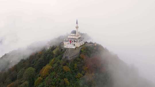 航拍森林之巅的清真寺