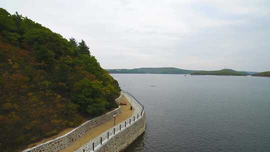 航拍黑龙江省牡丹江市镜泊湖吊水楼瀑布秋景