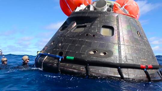 海军潜水员在太平洋上回收了纳斯猎户座船员舱视频素材模板下载