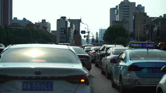 城市道路堵车行驶车辆拥堵移动车窗外风景