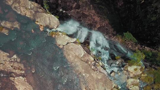 高山上的瀑布流到河谷视频素材模板下载