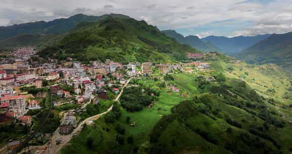 越南北部山区景观中的旅游萨帕，空中