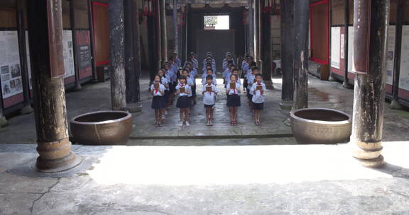 小学生们在祠堂古建筑里朗读诗词