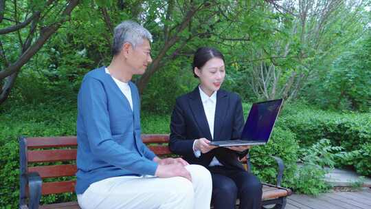 微笑服务 为老人讲解服务 客户讲解