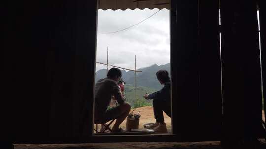 在屋外吃饭的男人