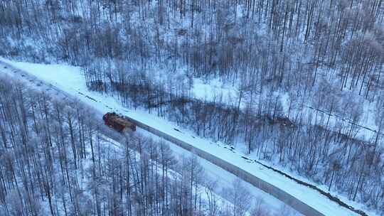 行驶在林海雪原山路上的货车视频素材模板下载