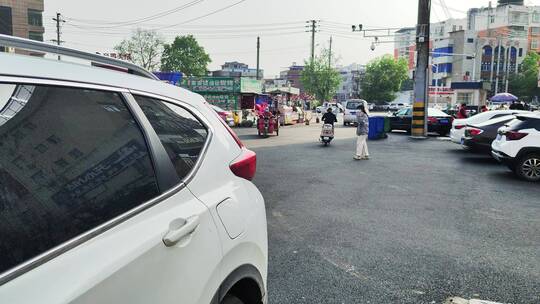 疫情小区门店步行街路上行人街头景象