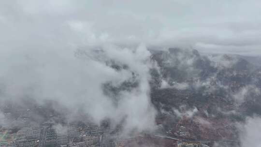 雨后泰山云雾缭绕