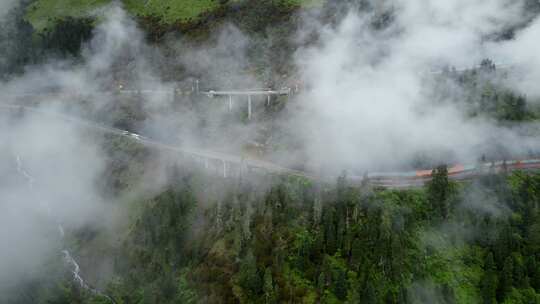 云雾缭绕川藏线318公路山路十八弯云雾公路