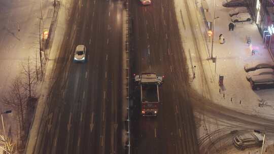 雪天环卫工人冬季夜晚清扫道路积雪