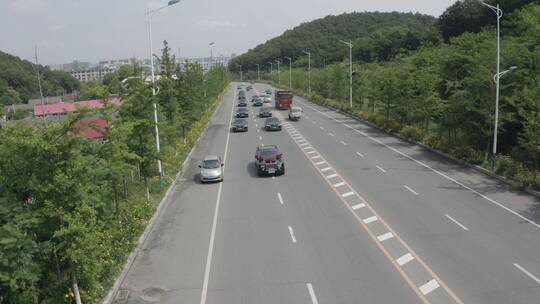 婚礼车队山路正面