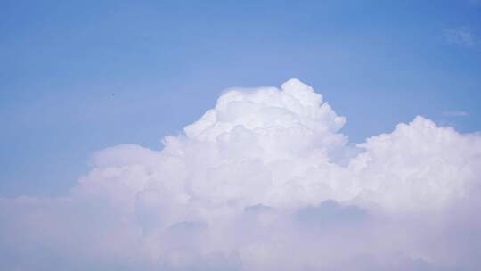 蓝天白云蓬松云朵画面