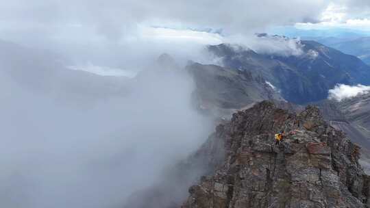 航拍攀登雪宝顶雪山的登山者翻越骆驼背