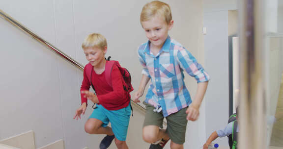 快乐的高加索男孩在学校跑上楼的视频