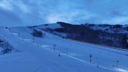 滑雪场暮色航拍空境