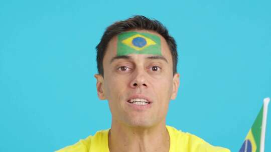 一名手持巴西国旗的男子对足球裁判感到不安