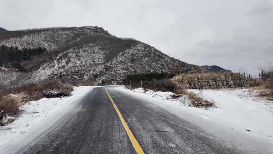 【原创】开车行驶在雪地公路上 下雪开车