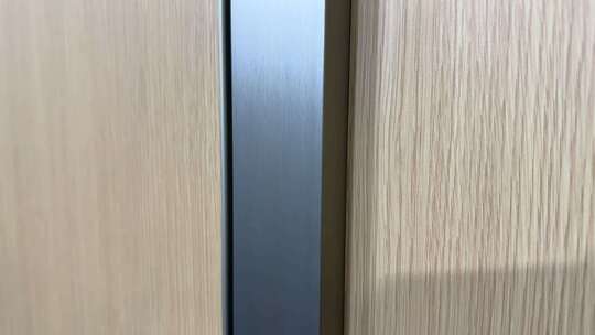 木质与金属材质柜门特写