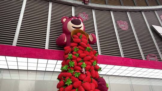 济南泉城路草莓熊瀑布，五菱宏光mini新能源