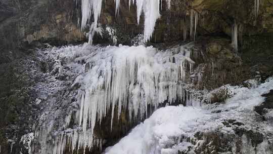 瀑布结冰流水