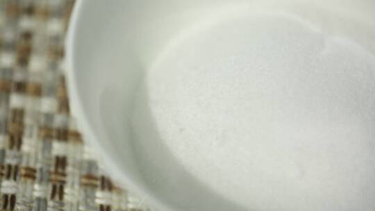 白瓷碗装食盐