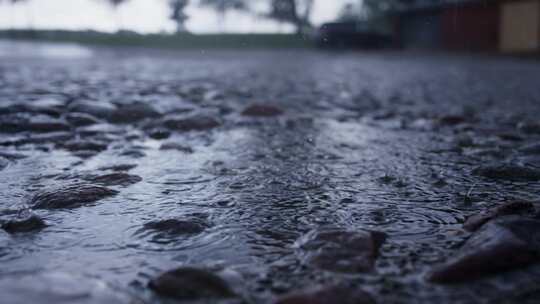 雨落在水坑里