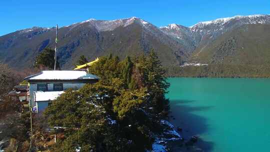 航拍西藏林芝巴松措景区雪山森林湖泊风光