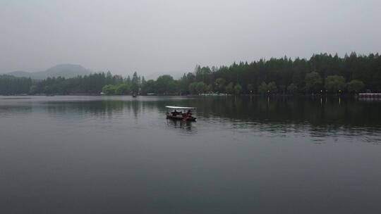 飞向游船升起西湖全景视频素材模板下载