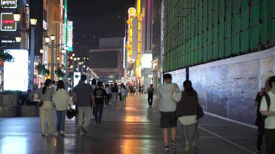 成都太古里春熙路夜晚街景晚上人流街道夜景