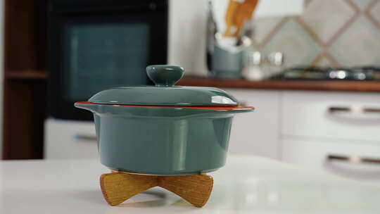 手工木架上的陶瓷锅在厨房中旋转