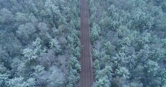 航拍大兴安岭春季降雪山林雾凇