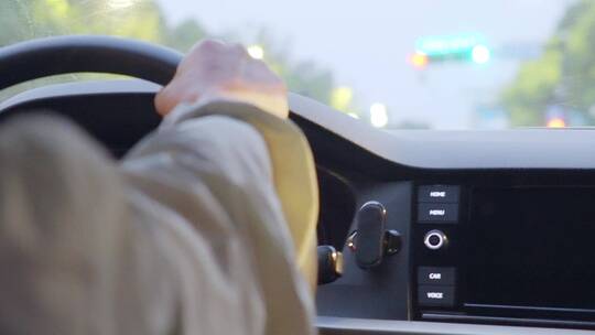 乘坐网约车出租车行驶在城市道路上视频素材模板下载