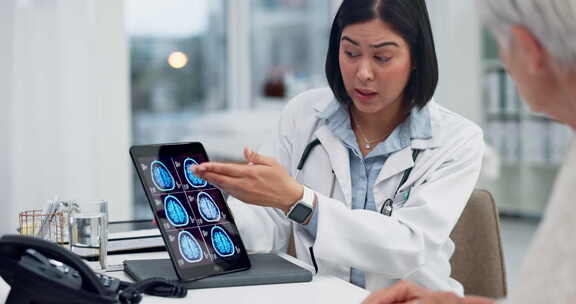 平板电脑、脑x光片和患者与医生、医疗结果